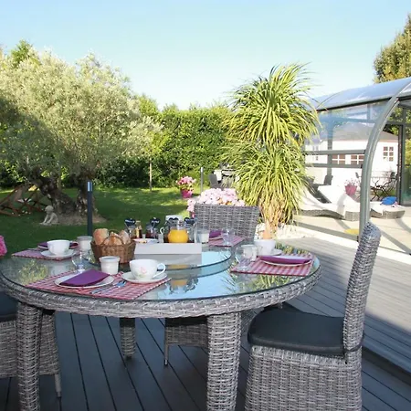 Le Poirier Bed & Breakfast