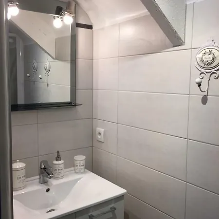 Le Poirier Bed & Breakfast 2*