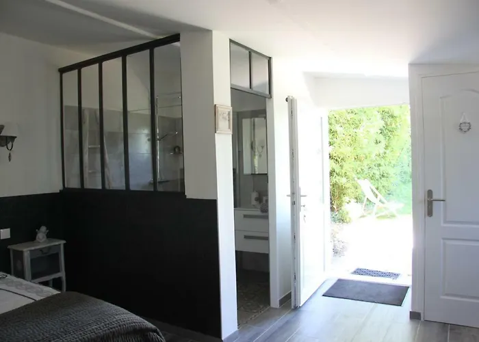 Le Poirier Nocleg ze śniadaniem 2*