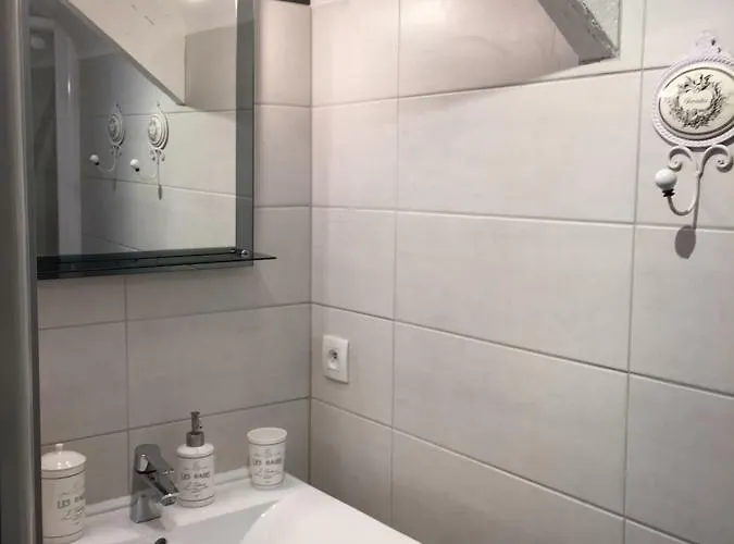 Le Poirier Nocleg ze śniadaniem 2*