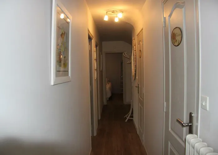 Nocleg ze śniadaniem Le Poirier 2*